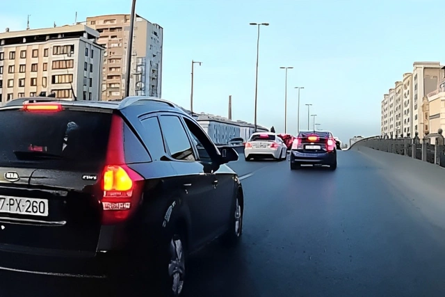 В Баку водитель скрылся с места происшествия после нанесения ущерба другому автомобилю