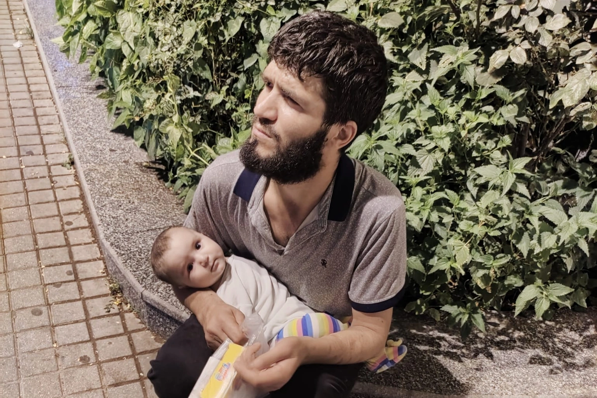 В Баку многодетный отец попрошайничает с младенцем на руках
