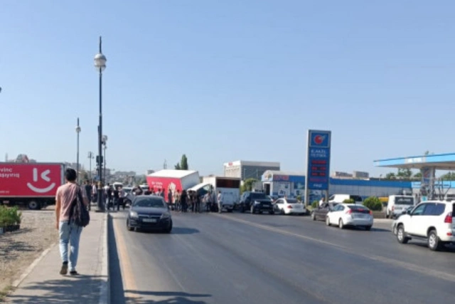 В Баку произошла цепная авария: на дороге образовался затор