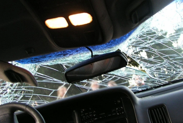 В Гедабейском районе автомобиль врезался в дерево: есть пострадавшие
