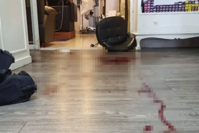 Gözəllik salonunda DƏHŞƏT: Kişi keçmiş arvadına 25 bıçaq zərbəsi vurdu