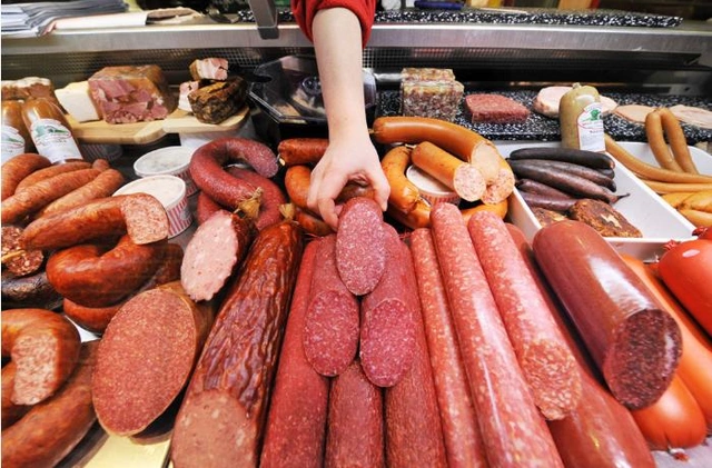 Импортируемые в Азербайджан колбасы по 5 манатов продаются в магазинах вчетверо дороже