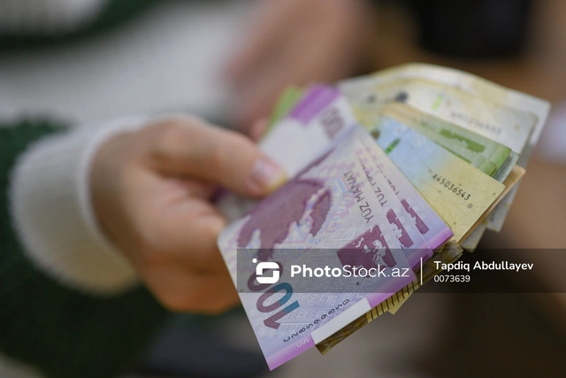 Стала известна зарплата чиновников в Азербайджане