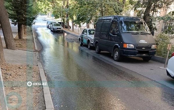 В Баку прорвало водопровод