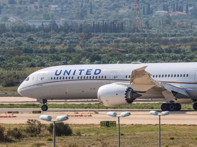 В США у самолета со 124 пассажирами на борту в воздухе отвалился кусок двигателя