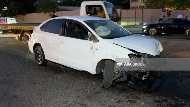В Баку автомобиль врезался в фонарный столб и перевернулся: есть пострадавший