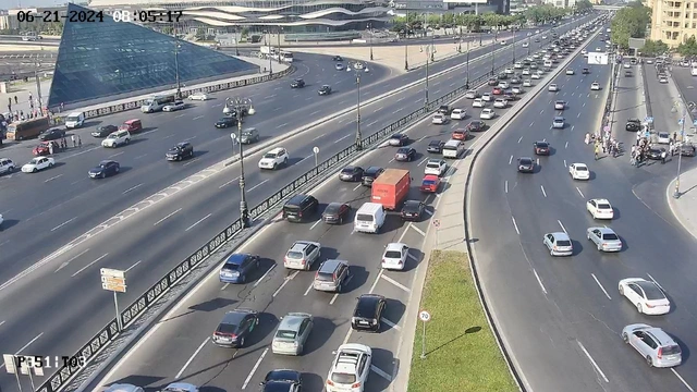 На каких улицах Баку 21 июня наблюдаются транспортные заторы?
