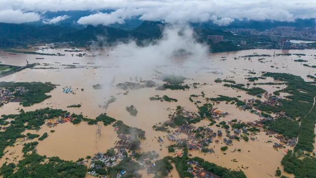 В Китае из-за наводнений погибли более 10 человек
