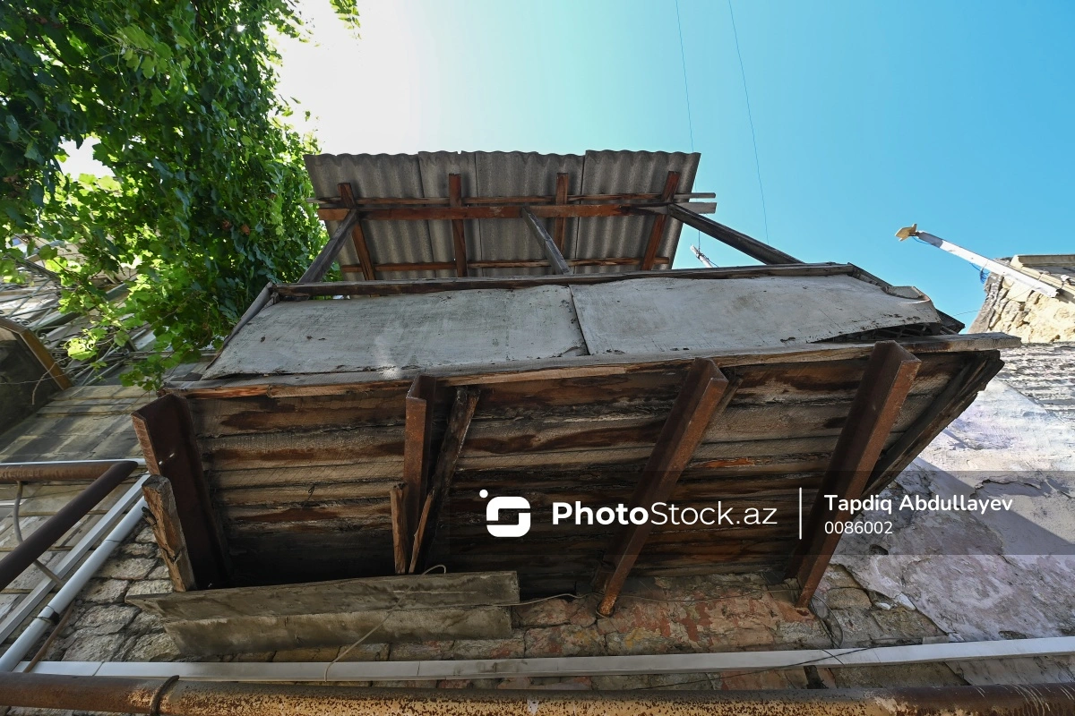 Bakıda binanın qəzalı vəziyyətdəki eyvanı piyadalar üçün təhlükə yaradır