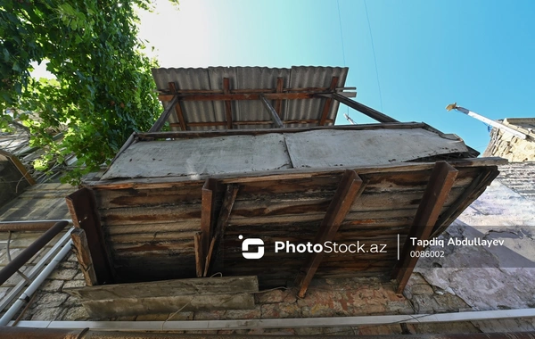 Аварийное здание в Баку: балкон может рухнуть в любой момент