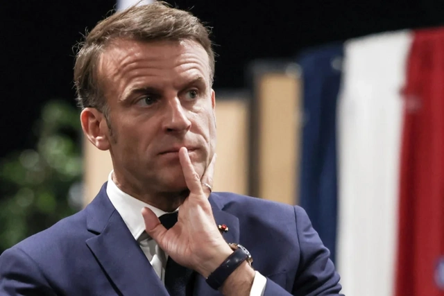 Во Франции назвали отставку Макрона способом справиться с кризисом в стране