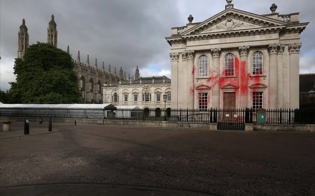 Britaniyada Kembric Universitetinin binasına qırmızı boya atıblar