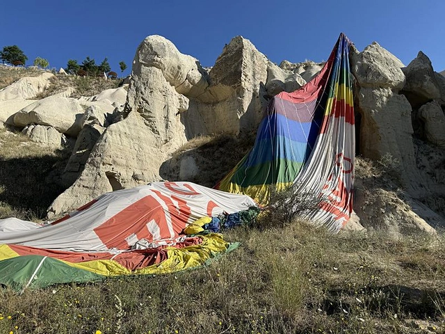 Воздушный шар с 22 пассажирами застрял среди скал в Турции