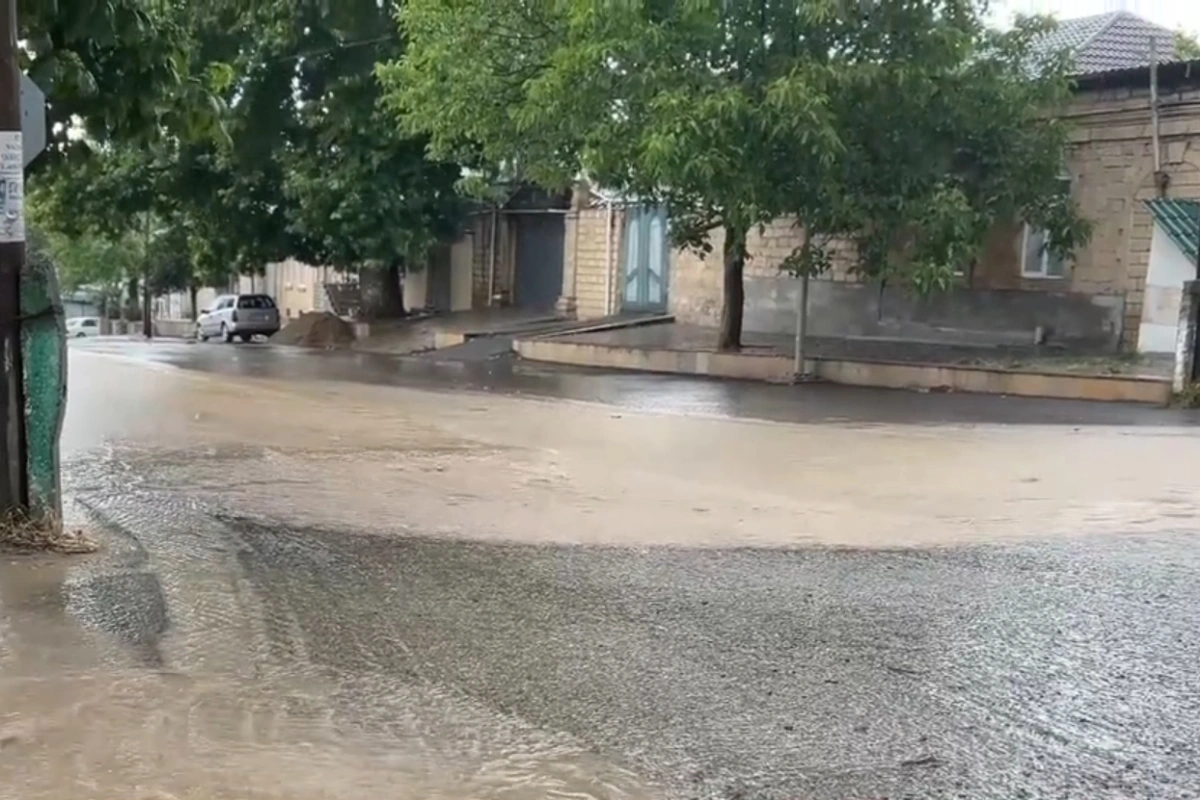 Sel yolu iki yerə böldü, sakinlər şikayətləndilər