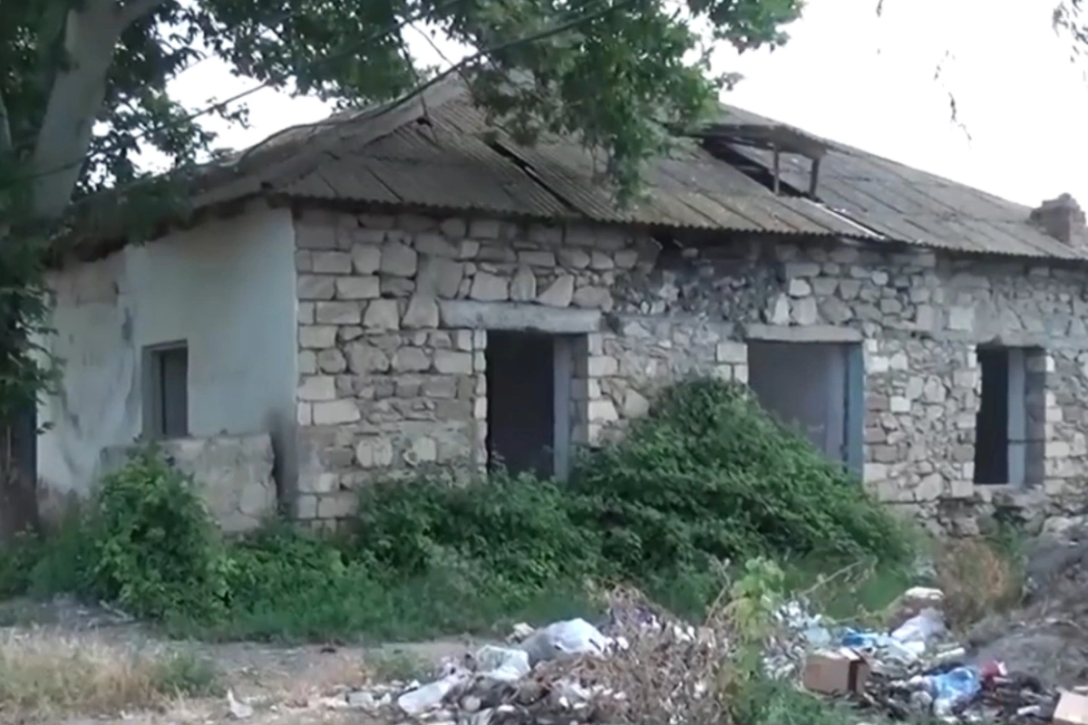 Acınacaqlı vəziyyət: Tibb ocağının pəncərələri qırılıb, içəri zibilliyə çevrilib