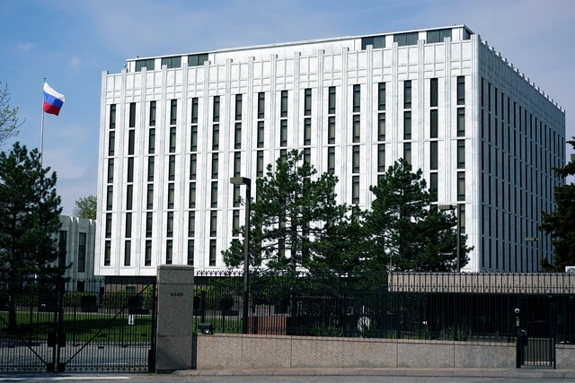 США решили закрыть оба отделения визового центра России в стране