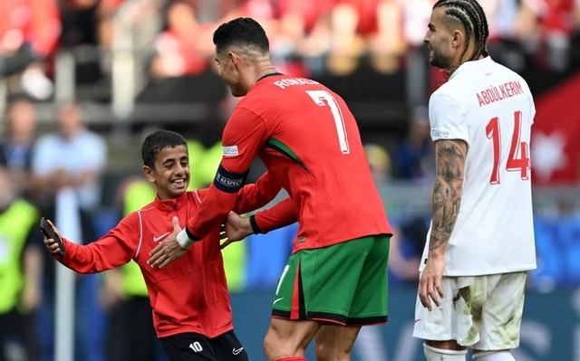 Мальчик выбежал на поле и сделал селфи с Роналду в матче Португалии с Турцией на Евро-2024