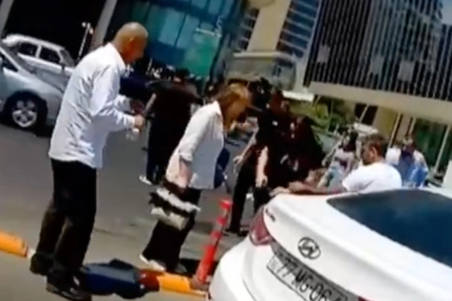 Авария в Баку: автомобиль наехал на двух пешеходов перед Crescent Mall