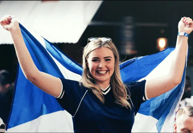 Şotlandiyalı qadın azarkeşdən maraqlı performans