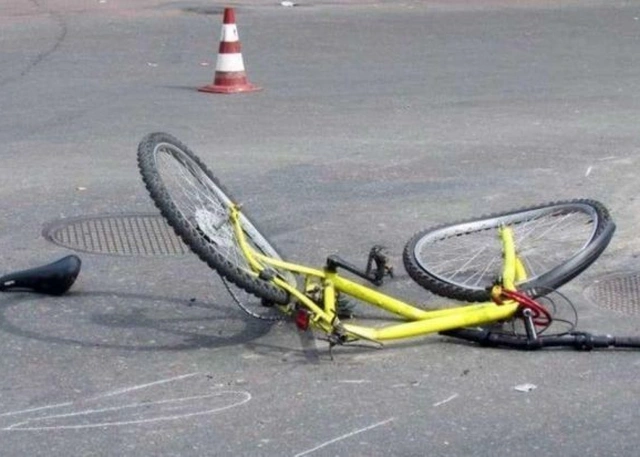 В Мингячевире скончался сбитый микроавтобусом велосипедист