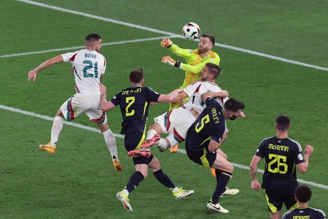 Şotlandiya-Macarıstan görüşündə huşunu itirən futbolçunun son durumu açıqlandı