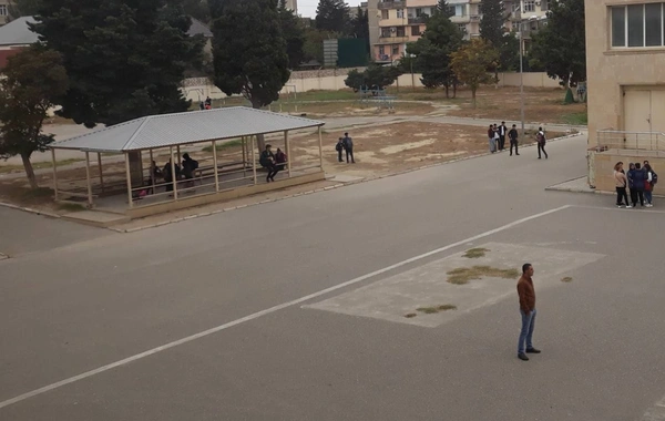 Bakıda məktəbin həyətində qızla görüşən oğlanlara hücum etdilər