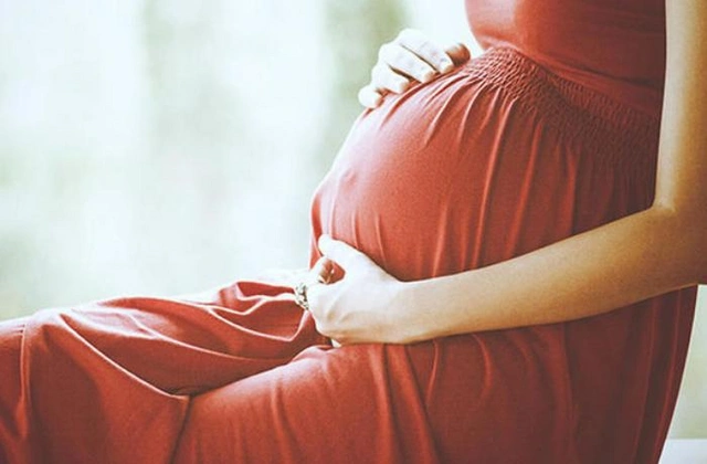 Həkimdən AÇIQLAMA: "15-17 yaşlı hamilələri doğuşa buraxmaq olmaz"