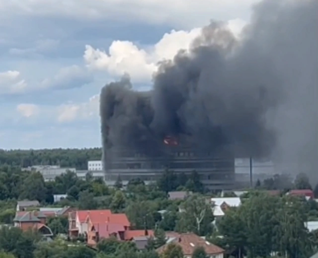 Крупный пожар начался в исследовательском институте под Москвой