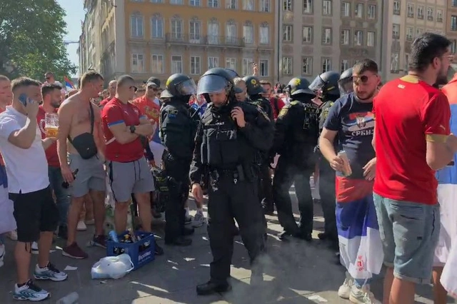 Сербские футбольные фанаты устроили драку с полицией