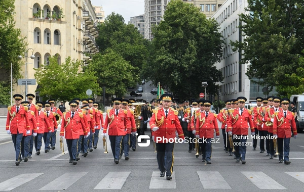 В Баку прошли шествия в сопровождении военных оркестров