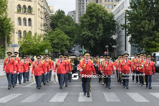В Баку прошли шествия в сопровождении военных оркестров