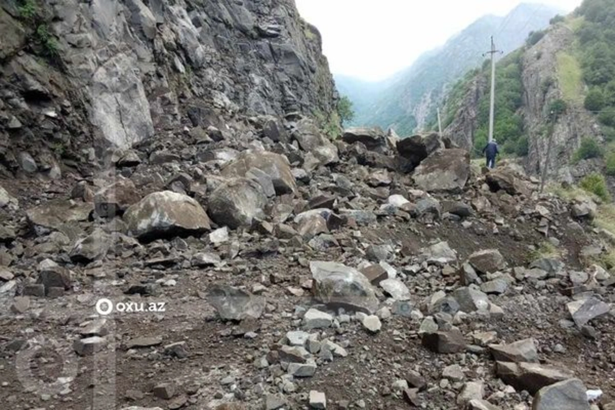 Lahıc yolunda yenidən uçqun oldu, hərəkət dayandı