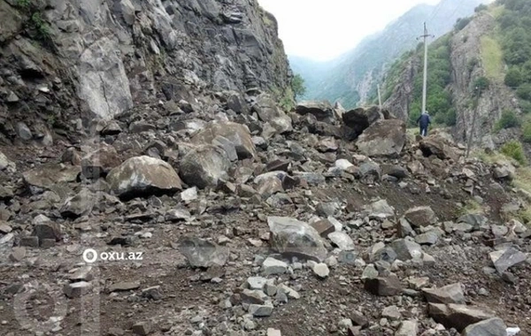 На дороге в Лахыдж снова произошел обвал: движение заблокировано