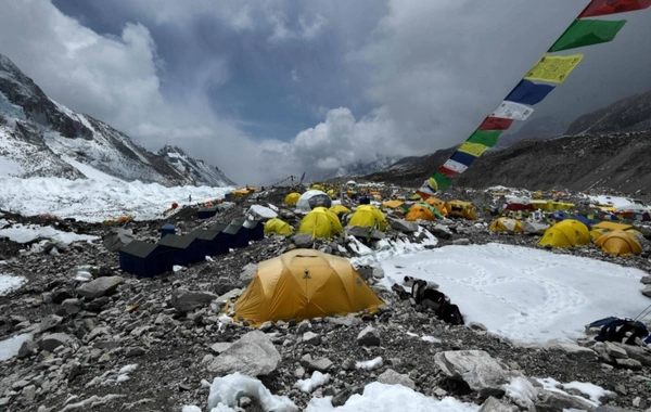 Everestdə buzlaqların əriməsi nəticəsində yüzlərlə alpinistin meyiti tapıldı