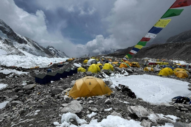 Everestdə buzlaqların əriməsi nəticəsində yüzlərlə alpinistin meyiti tapıldı
