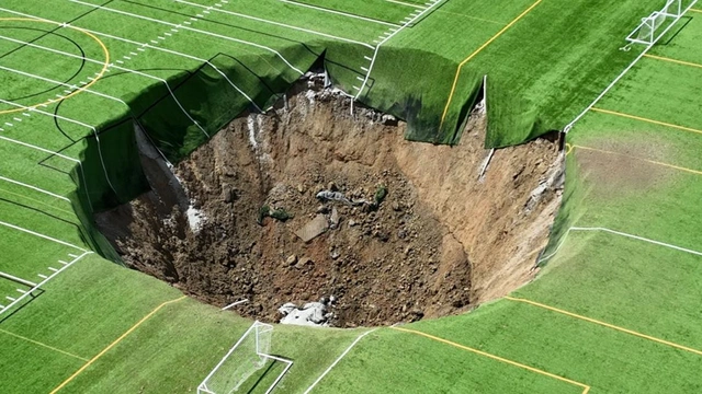Футбольное поле в США провалилось под землю