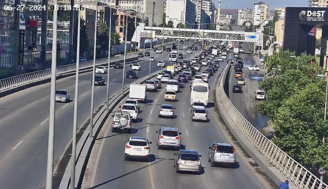 На каких улицах Баку 27 июня наблюдаются транспортные заторы?