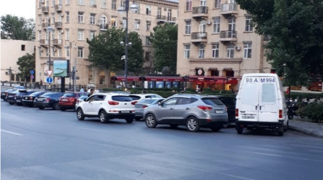 В Баку перед известным рестораном массово нарушают правила остановки и стоянки