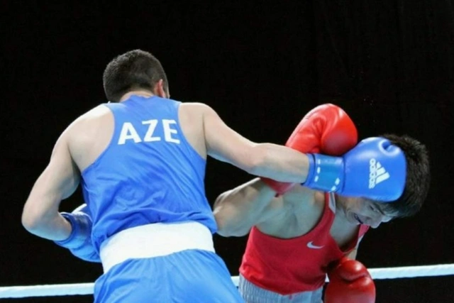 Азербайджанский боксер победил армянского спортсмена и вышел в финал первенства Европы