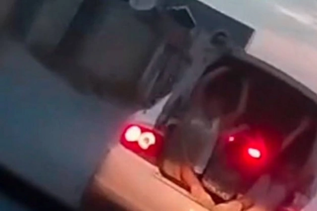 В Азербайджане женщина-водитель прокатила троих детей в открытом багажнике автомобиля