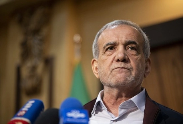 Пезешкиан лидирует на выборах в Иране