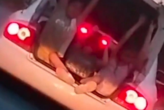 В Азербайджане женщина-водитель прокатила троих детей в открытом багажнике автомобиля