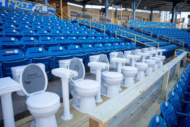 На трибунах стадиона бейсбольного клуба "Капитан Лейк Коунти" поставили кресла-унитазы