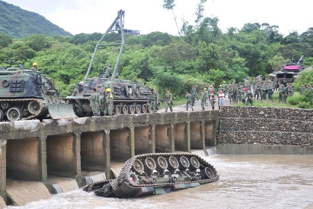 Пять индийских военных погибли в затонувшем танке в реке в Ладакхе