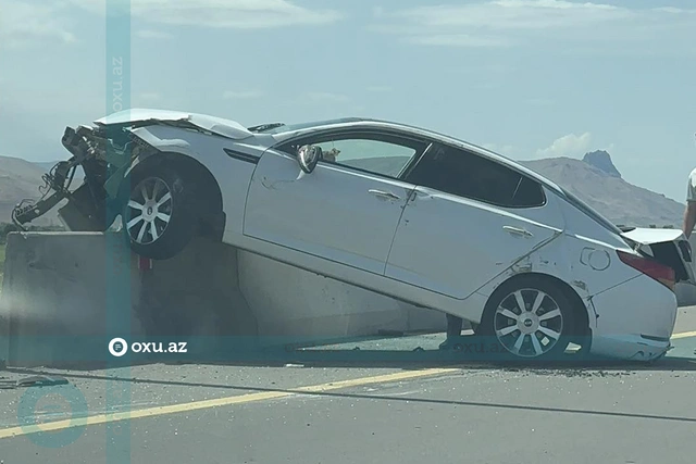 Ödənişli yolda QƏZA: Sürücü avtomobili beton arakəsməyə çırpdı