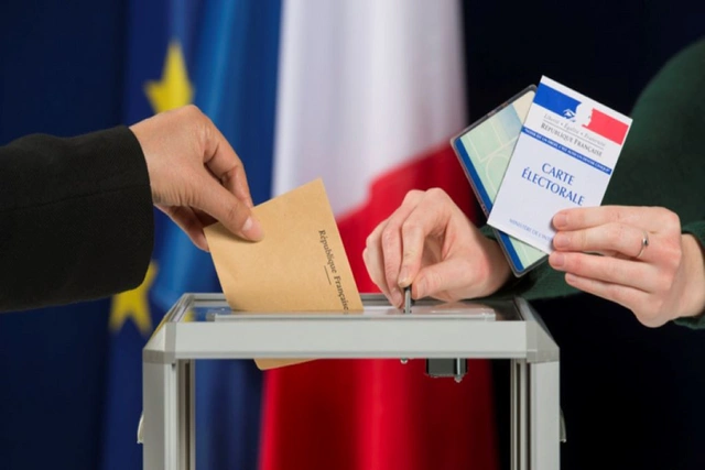 Партия "Национальное объединение" лидирует в первом туре парламентских выборов во Франции