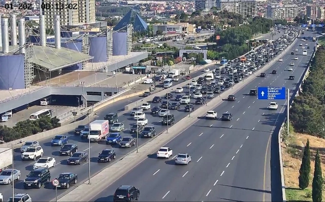 На каких улицах Баку 1 июля наблюдаются транспортные заторы?