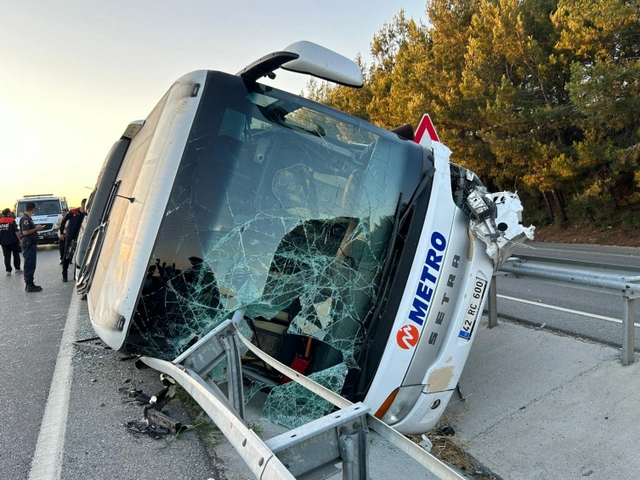 В Турции перевернулся пассажирский автобус, пострадали 11 человек