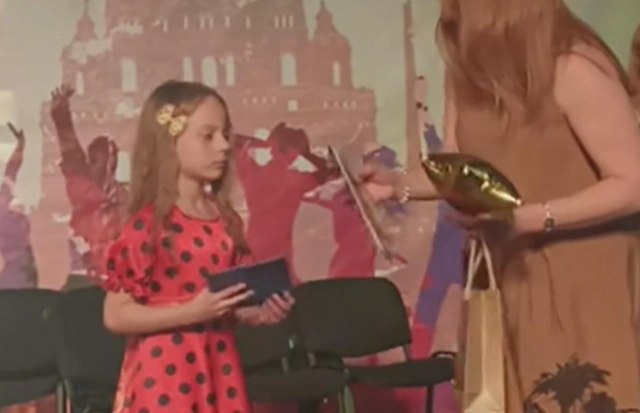 Восьмилетняя сестра российского вундеркинда получила аттестат о среднем образовании