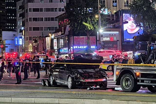 В Южной Корее машина въехала в толпу: много погибших